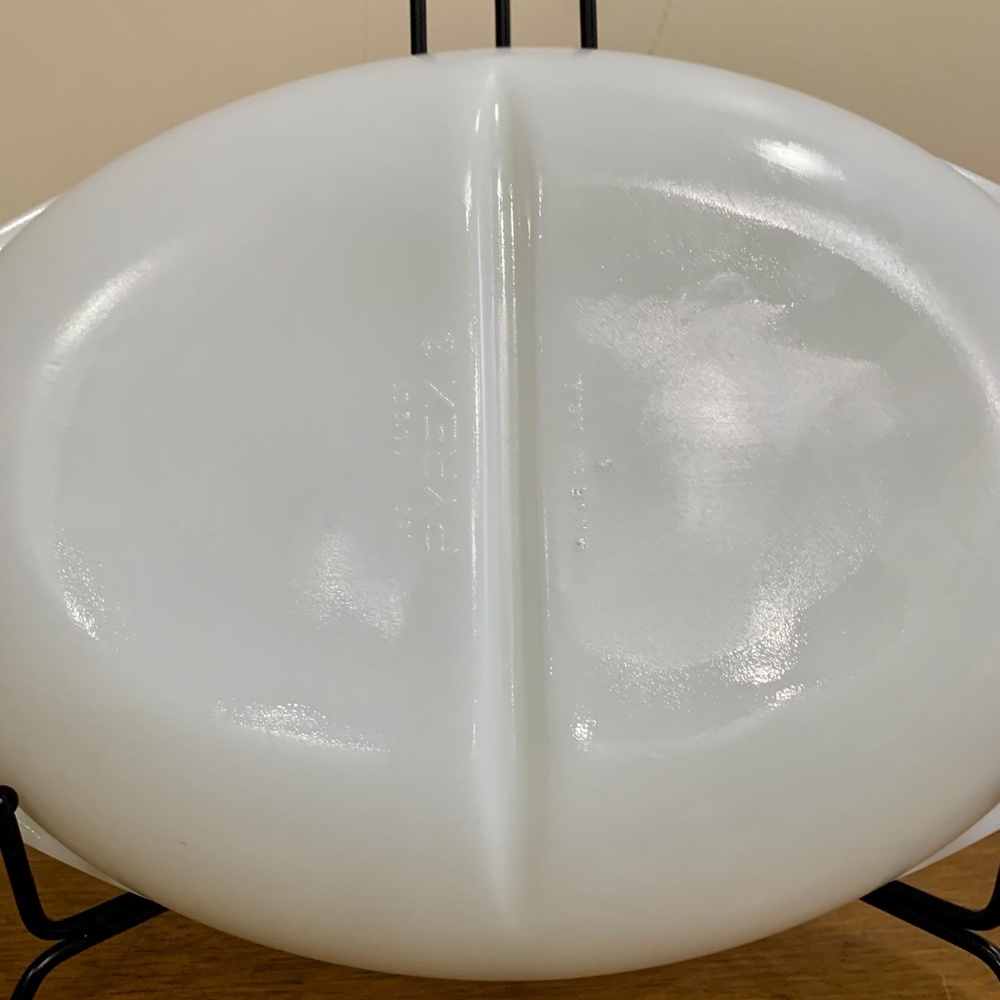 Pyrex Divided Dish 1.5 Qt | White Opal Glass | USA Made Ovenware - Picture 11 of 13